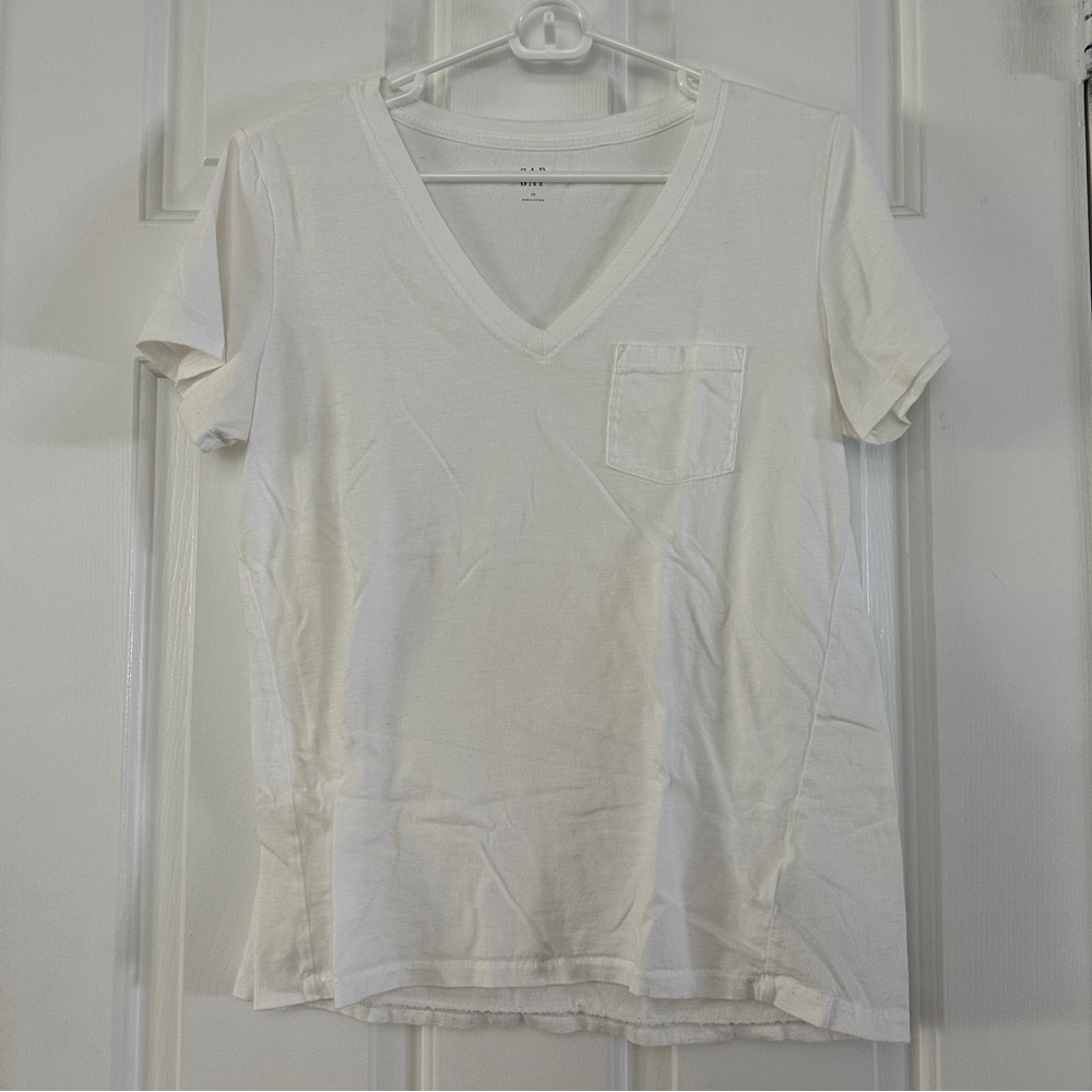 GAP White Pocket Tee V Neck Tshirt